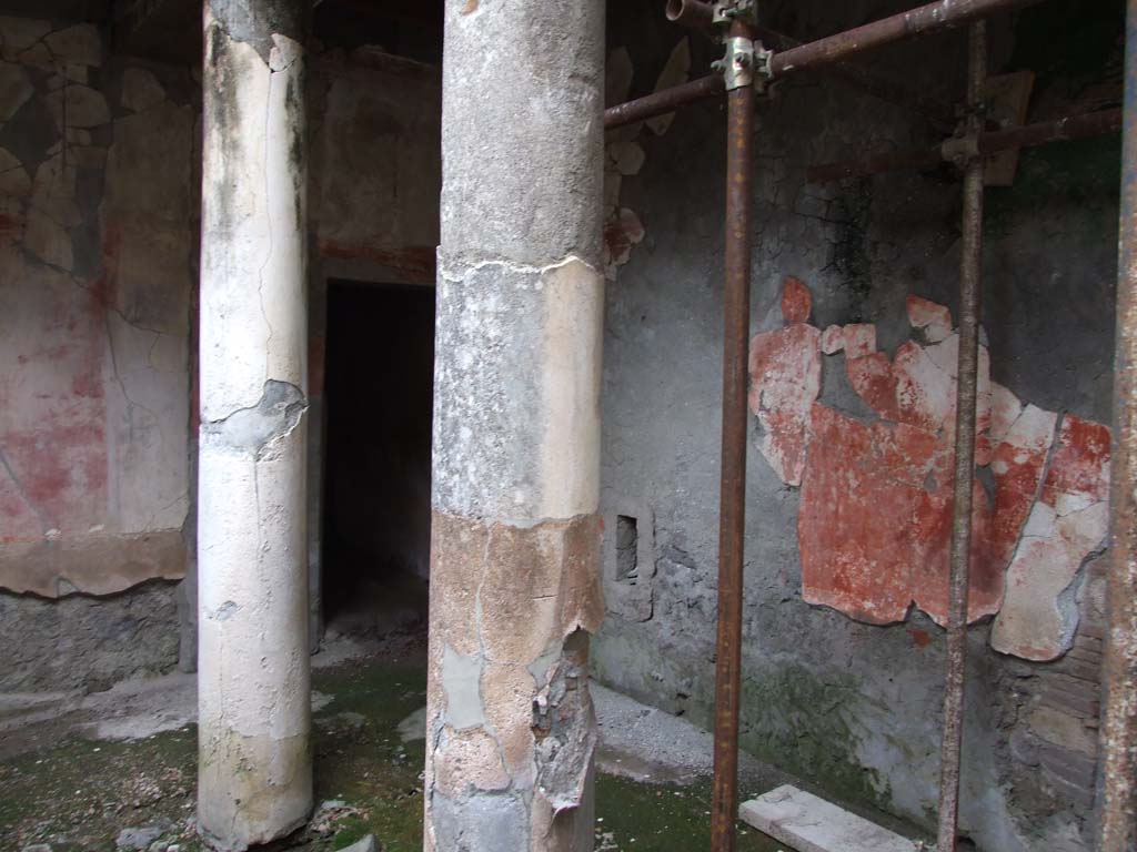 I.7.7 Pompeii.  Small room to north of pseudoperistyle.  Architectural wall painting.