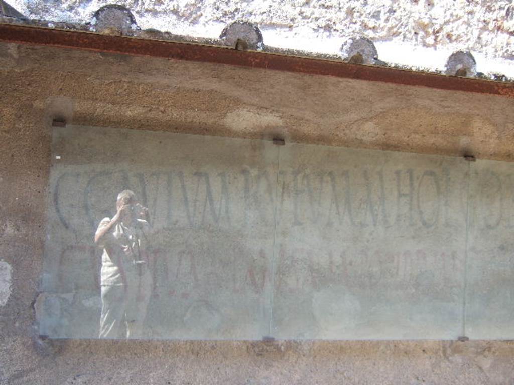 I.7.13 Pompeii. September 2005. Left hand part of painted inscription found on south side of entrance doorway.  
