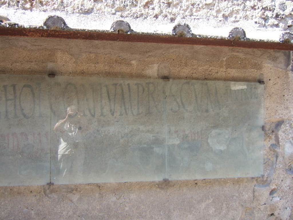 I.7.13 Pompeii. September 2005. Right hand part of painted inscription found on south side of entrance doorway.  
