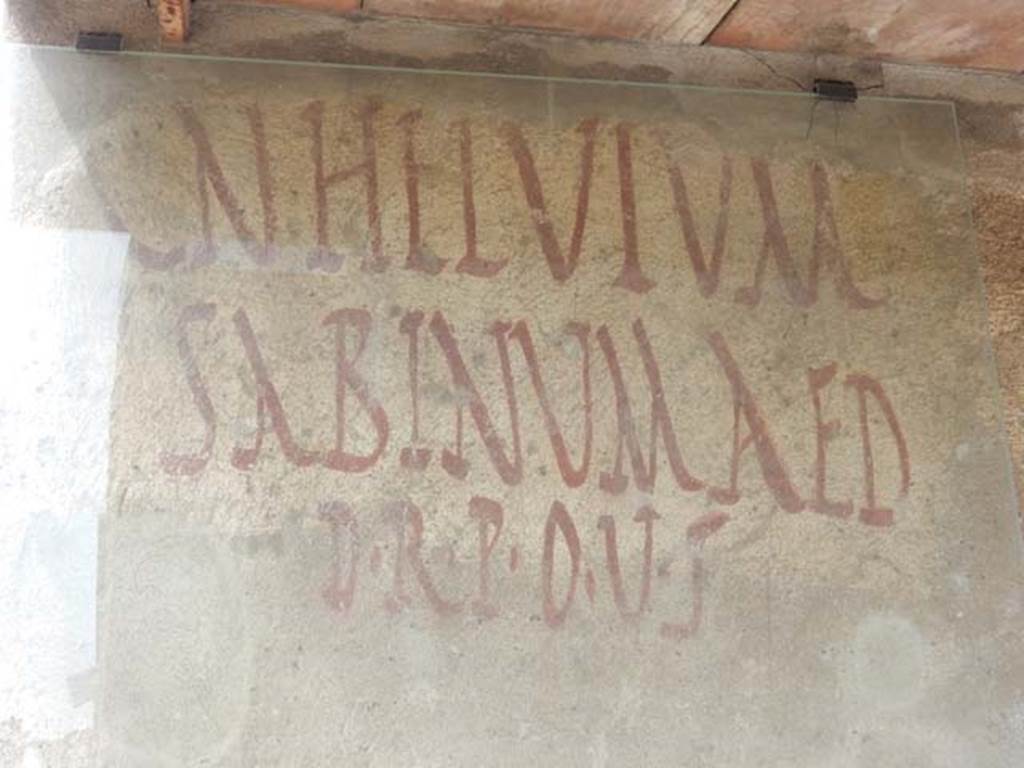 I.7.13 Pompeii and corner with I.7.14. May 2017. Painted inscription [CIL IV 7241] –
According to Epigraphik-Datenbank Clauss/Slaby (See www.manfredclauss.de), this read as -

Cn(aeum)  Helvium 
Sabinum  aed(ilem)  d(ignum)  r(ei)  p(ublicae)  o(ro)  v(os)  f(aciatis)       [CIL IV 7241]

This translates as -
Please give your vote for aedile C N Helvium Sabinum, worthy of filling public office.

