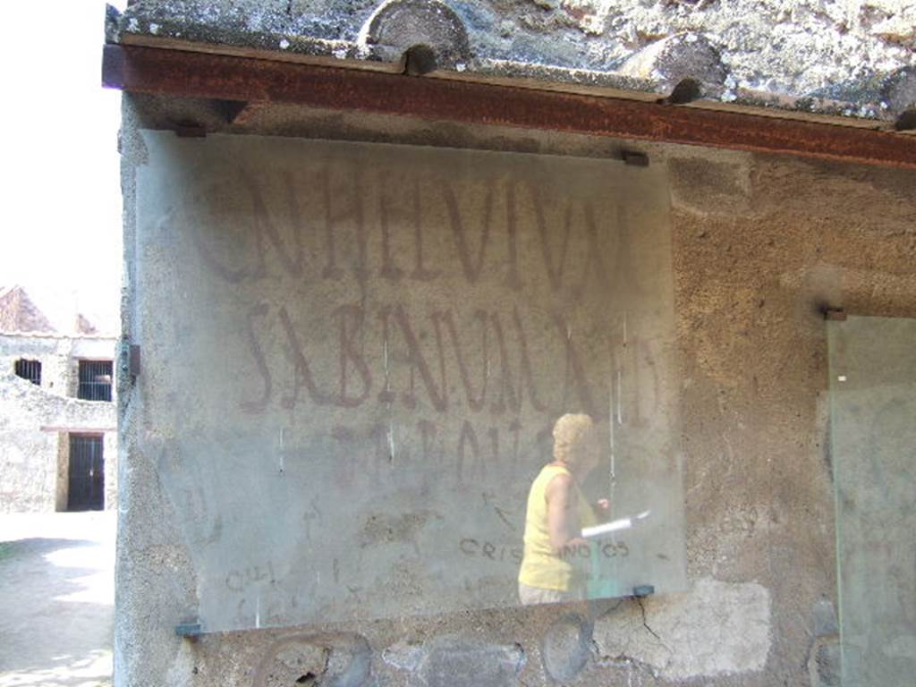 I.7.13 Pompeii. September 2005. South-east corner of insula, facing east.  Painted inscription supporting C N Helvium Sabinum. [CIL IV 7241]
