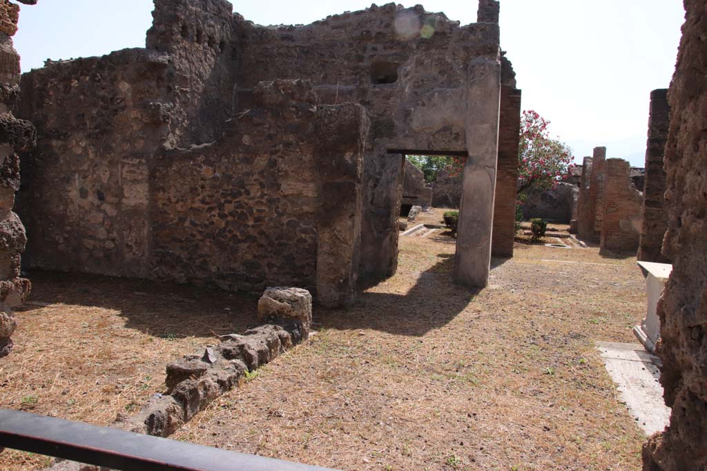 I.8.5 Pompeii. September 2019. Rooms and area on east side of atrium, with garden at rear. Photo courtesy of Klaus Heese.

0353 Pompeji Casa della Statuetta Indiana (I.8.5) - Atrium - Südostseite - hinten - Garten. September 2019.

