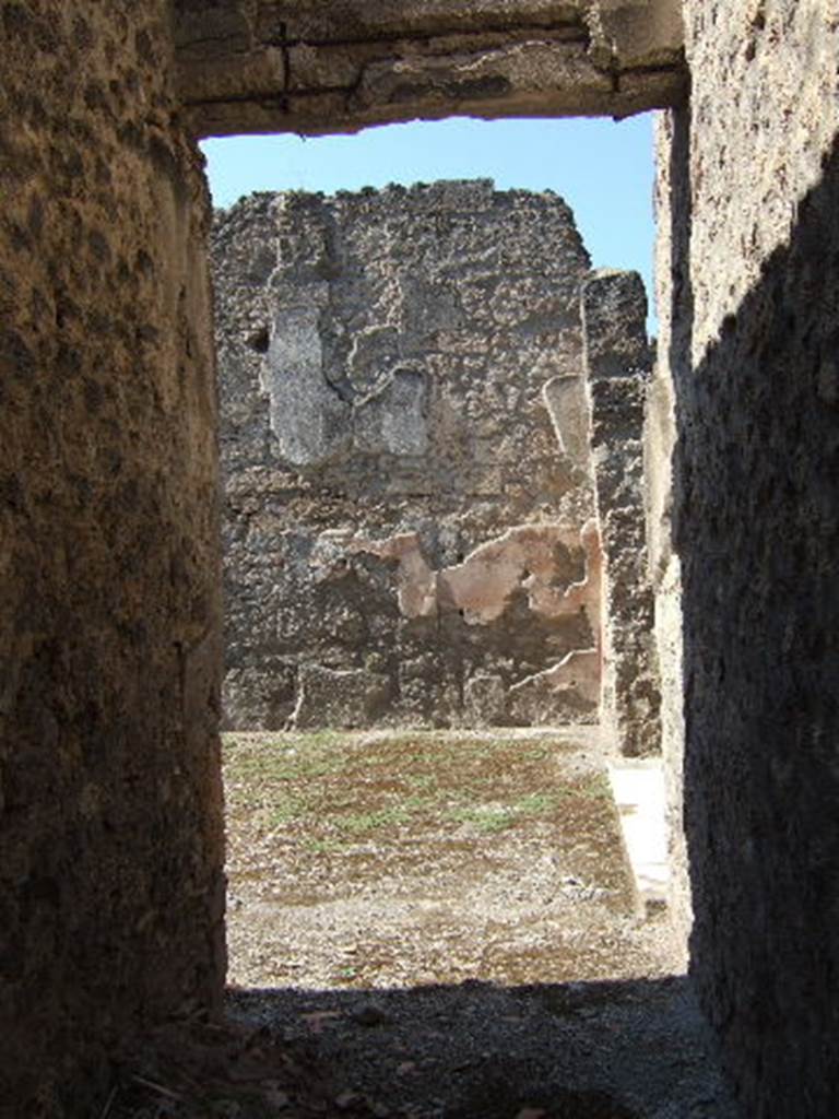 .8.9 Pompeii. September 2005.  Entrance fauces, looking west.