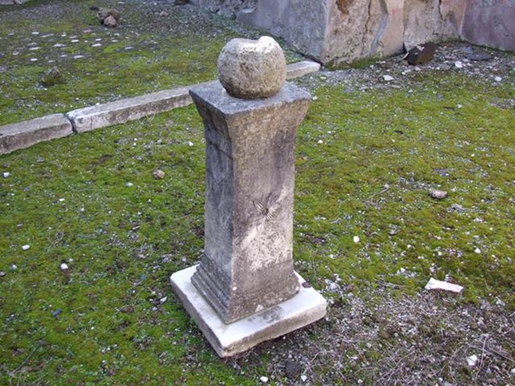 I.8.9 Pompeii.  March 2009.  Room 1.  Atrium.  Marble podium with rosette of 12 petals