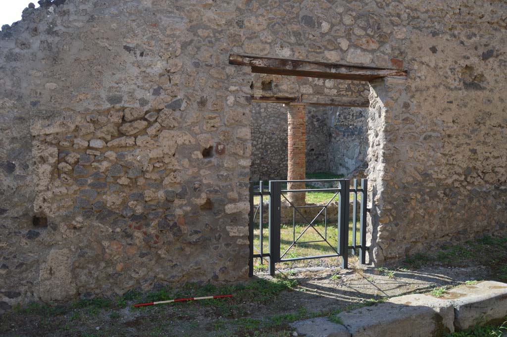 I.8.10 Pompeii. October 2017. Looking west to entrance doorway.
Foto Taylor Lauritsen, ERC Grant 681269 DÉCOR.
