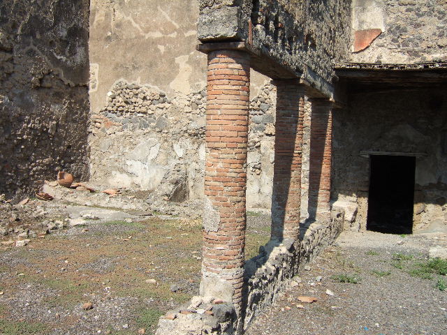 I.8.10 Pompeii. October 2017. Looking north-west across peristyle area 1, the doorway to room 8, is on the left.
Foto Taylor Lauritsen, ERC Grant 681269 DÉCOR.
