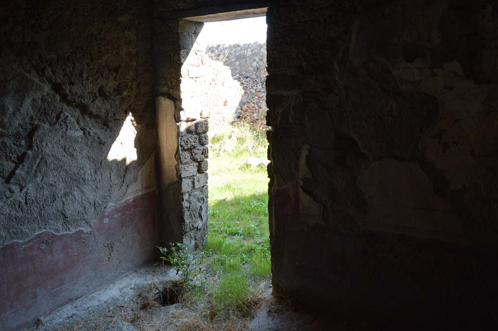 I.8.10 Pompeii. October 2017. 
North-east corner of peristyle with doorway to kitchen, and niche on north wall. 
Foto Taylor Lauritsen, ERC Grant 681269 DÉCOR.
