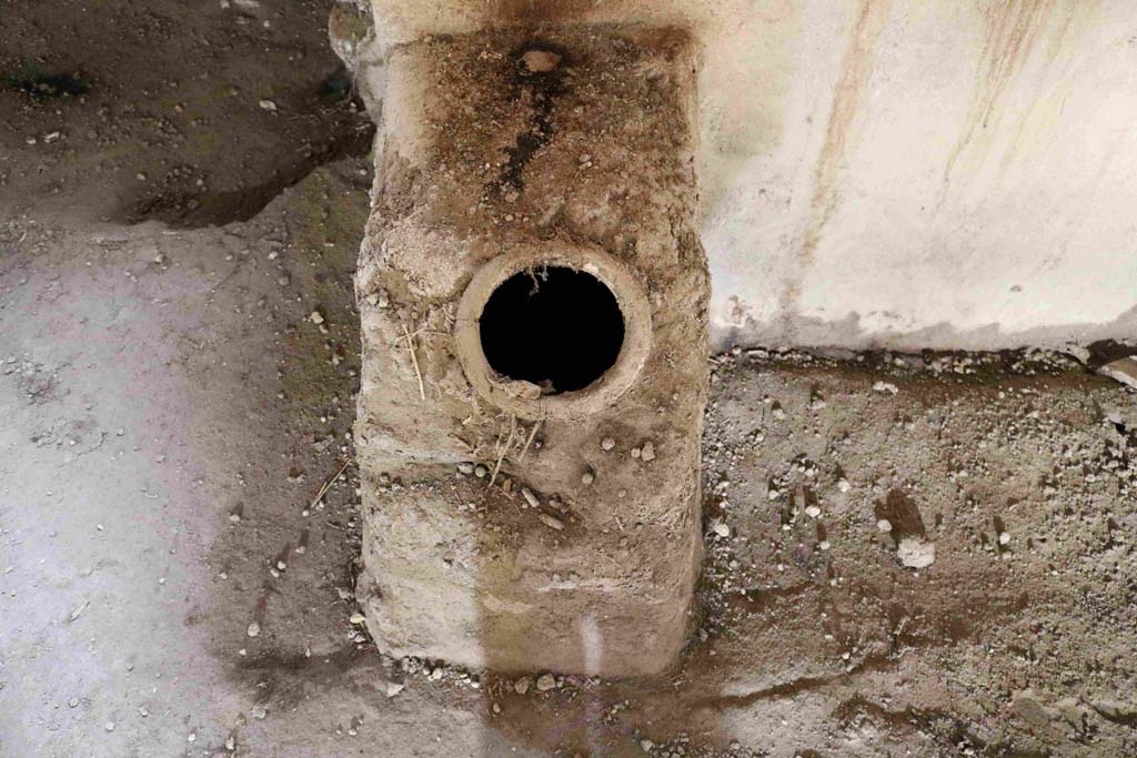 I.8.15-16 Pompeii. December 2018. Detail from front of kiln. Photo courtesy of Aude Durand.