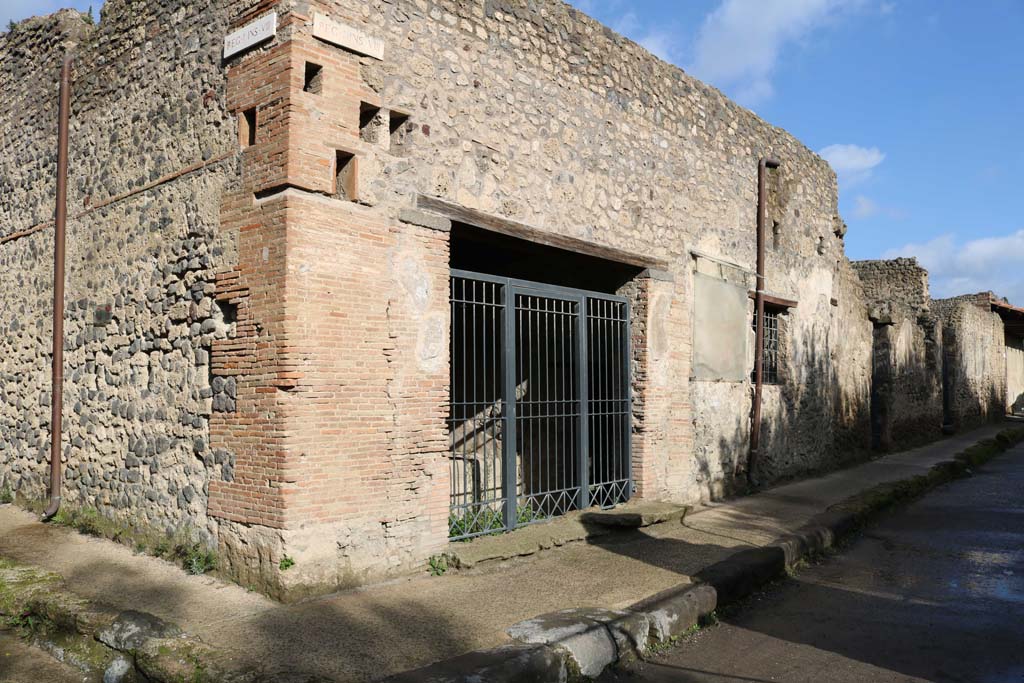I.8.15 Pompeii. October 2017. Looking north-east from junction, with entrances at I.8.16, on left, and I.8.15, centre right.
Foto Taylor Lauritsen, ERC Grant 681269 DÉCOR.
