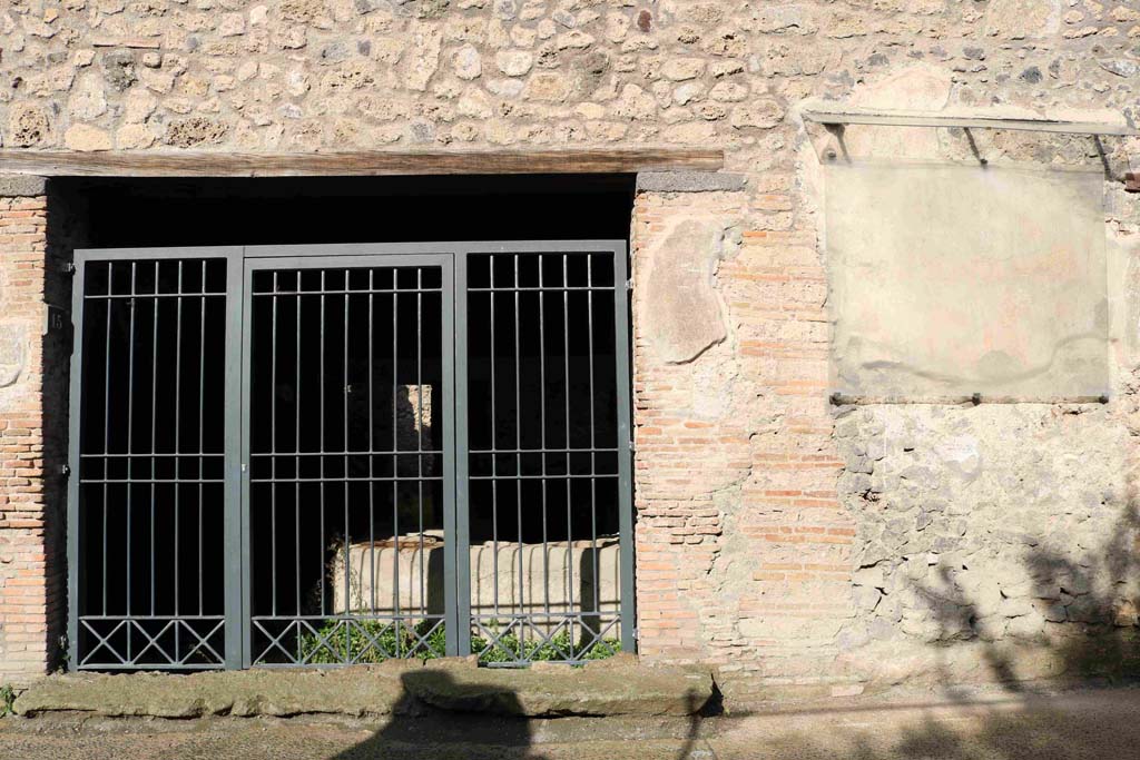 I.8.15 Pompeii. October 2017. East of entrance doorway, graffiti and window.
Foto Taylor Lauritsen, ERC Grant 681269 DÉCOR.

