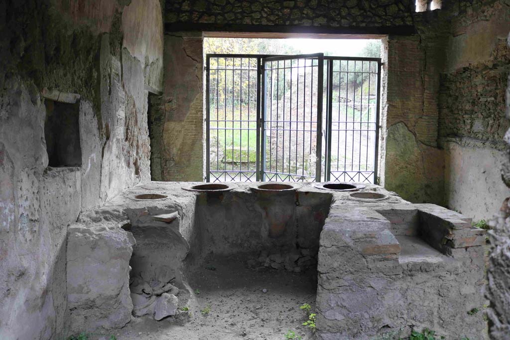I.8.15 Pompeii. May 2003. Looking down at hearth on end of counter. Photo courtesy of Nicolas Monteix