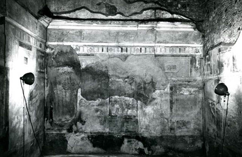 I.8.17 Pompeii. 1975. Room 15. Casa dei Quattro Stili, cubiculum left N of entrance, alcove, right E wall upper-zone.  Photo courtesy of Anne Laidlaw.
American Academy in Rome, Photographic Archive. Laidlaw collection _P_75_2_10.
