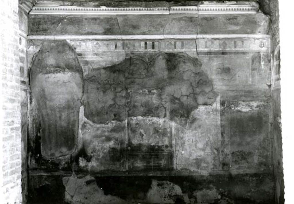 I.8.17 Pompeii. 1975. Room 15. Casa dei Quattro Stili, cubiculum N of entrance, wall upper-zone.  Photo courtesy of Anne Laidlaw.
American Academy in Rome, Photographic Archive. Laidlaw collection _P_75_2_11.  

