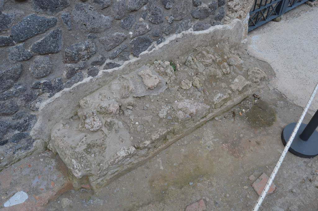 I.8.17 Pompeii. March 2019. Detail of bench, looking north.
Foto Taylor Lauritsen, ERC Grant 681269 DÉCOR.
