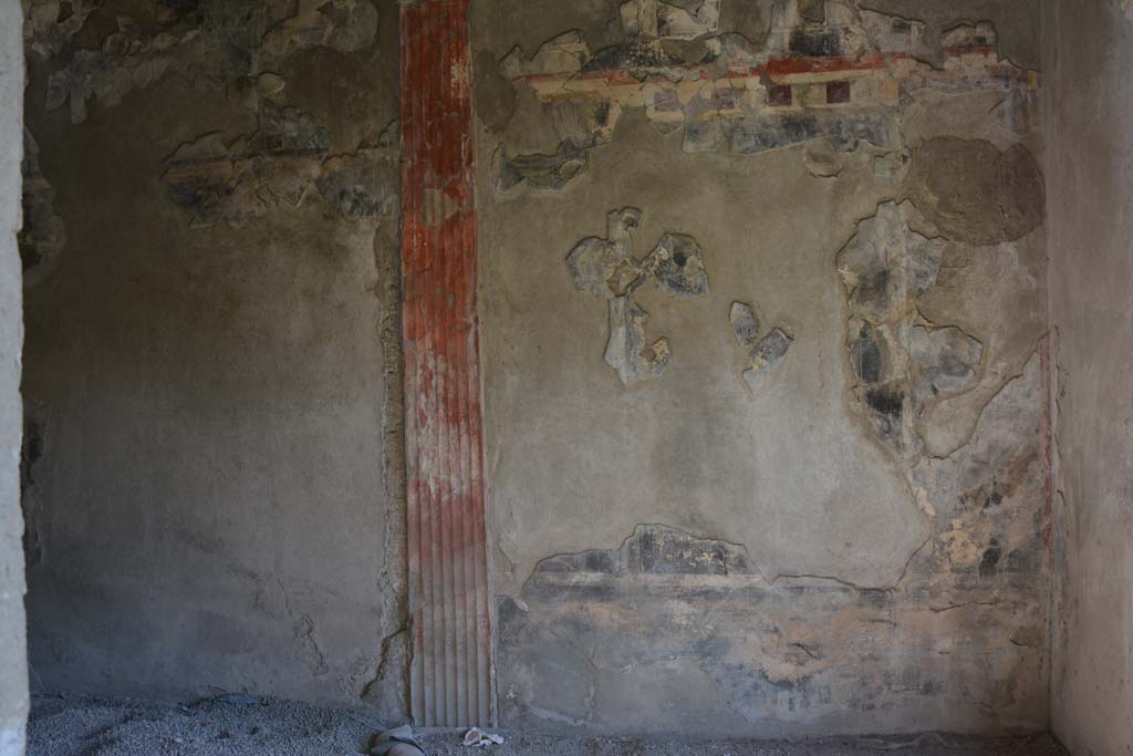 I.9.1 Pompeii. October 2019. Room 8, looking east through doorway from tablinum towards south end of east wall of triclinium
Foto Annette Haug, ERC Grant 681269 DCOR.

