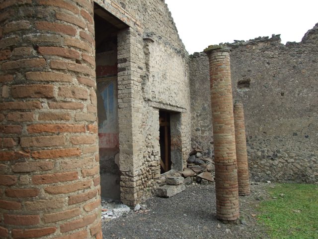 I.9.1 Pompeii.  March 2009.  Room 10. Garden area. South end of peristyle, with drop down to workshop complex below.