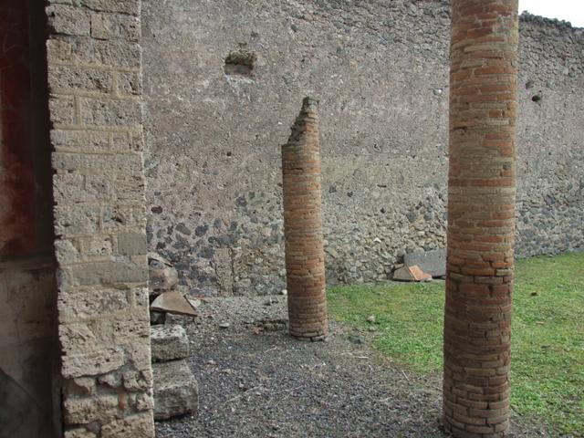 I.9.1 Pompeii.  March 2009.  Room 10. Garden area. Looking north to tablinum.