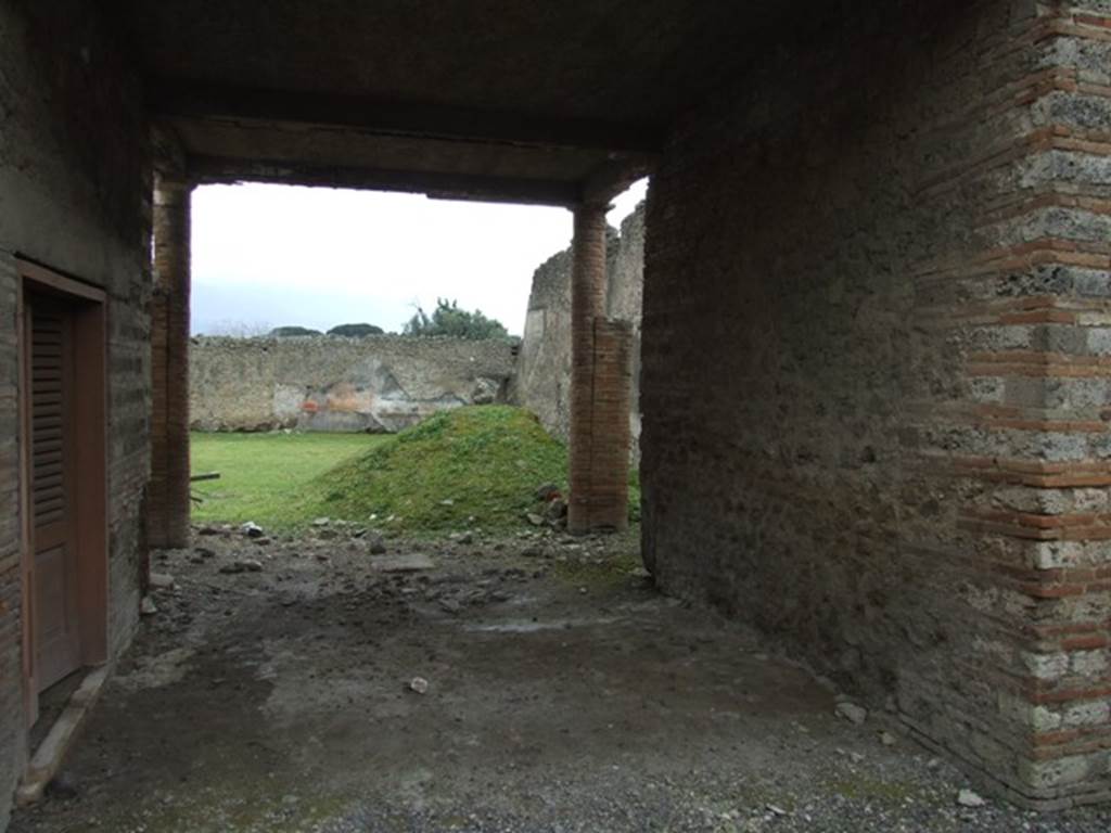 I.9.3 Pompeii. March 2009. Room 4, looking south through tablinum to garden area.