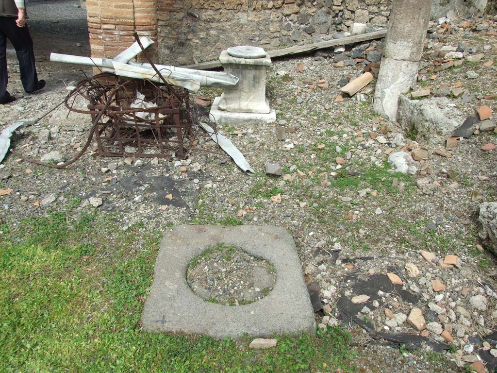 I.9.3 Pompeii. March 2009. Room 6, north portico of garden area.  