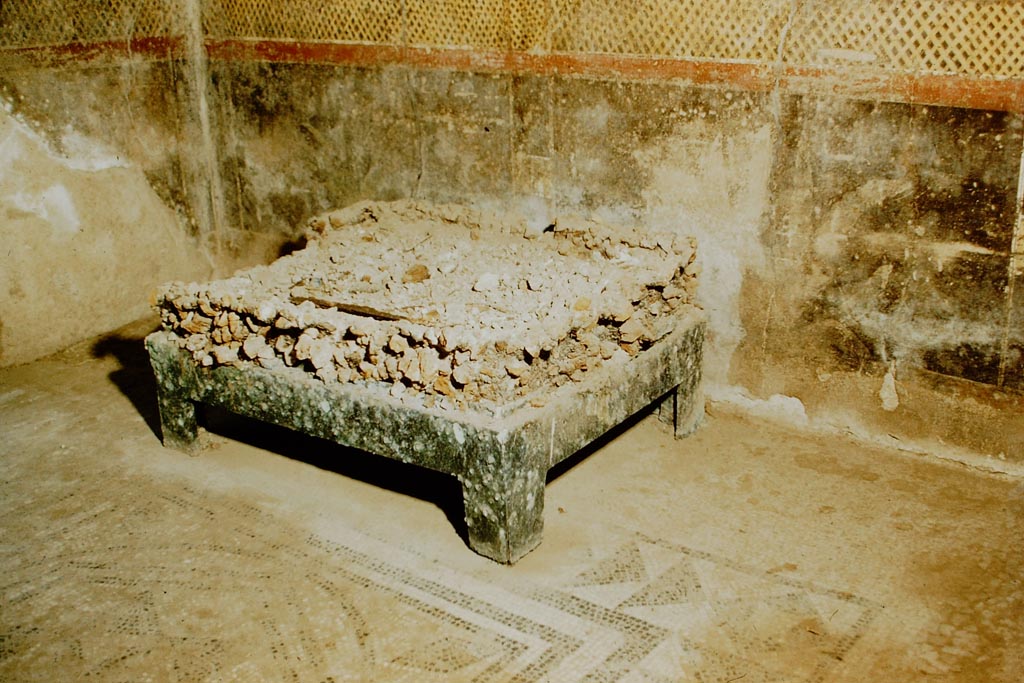 I.9.5 Pompeii. 1957. Room 5, brazier on mosaic floor of cubiculum. Photo by Stanley A. Jashemski.
Source: The Wilhelmina and Stanley A. Jashemski archive in the University of Maryland Library, Special Collections (See collection page) and made available under the Creative Commons Attribution-Non-Commercial License v.4. See Licence and use details. 
J57f0213
