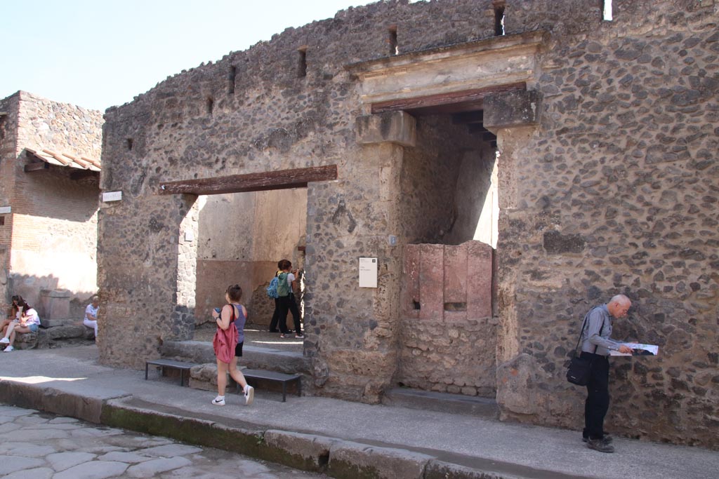 I.9.6 and 1.9.5 Pompeii. October 2023. 
Looking towards entrance doorways on south side of Via dell’Abbondanza. Photo courtesy of Klaus Heese.
