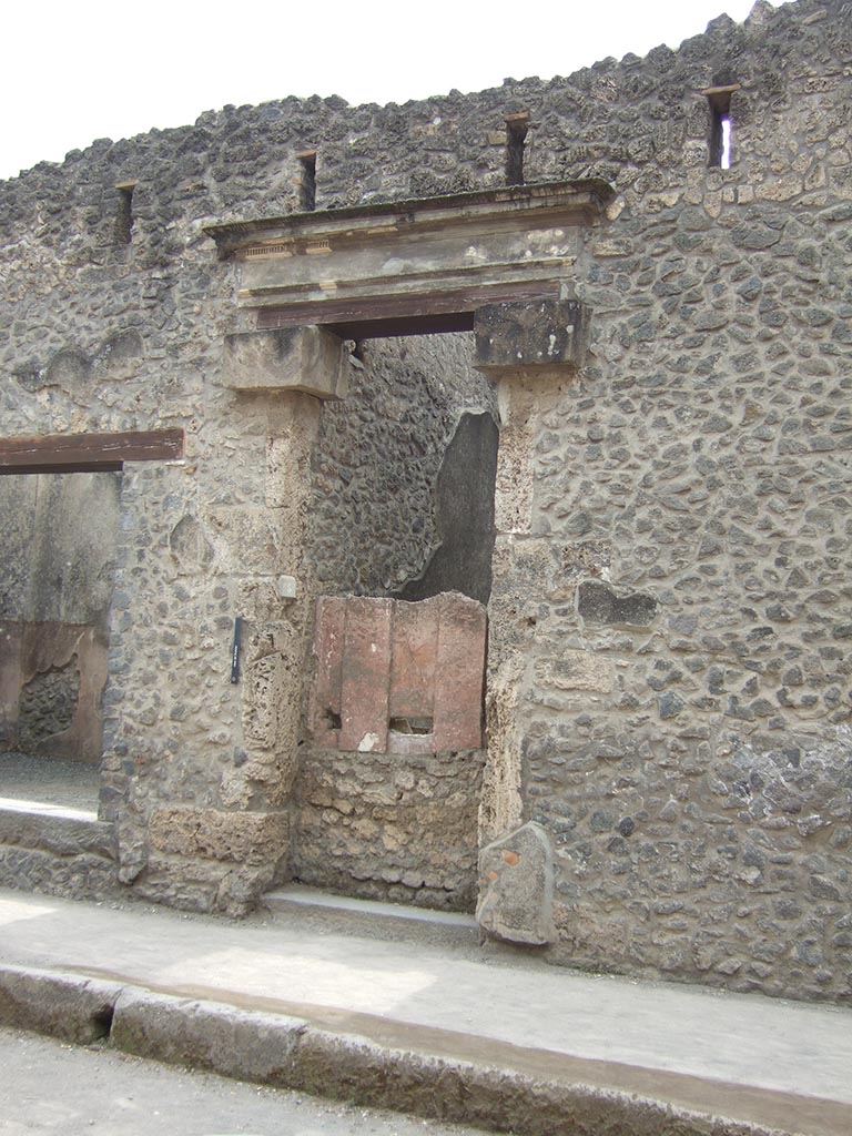 I.9.5 Pompeii. May 2006. Entrance doorway.