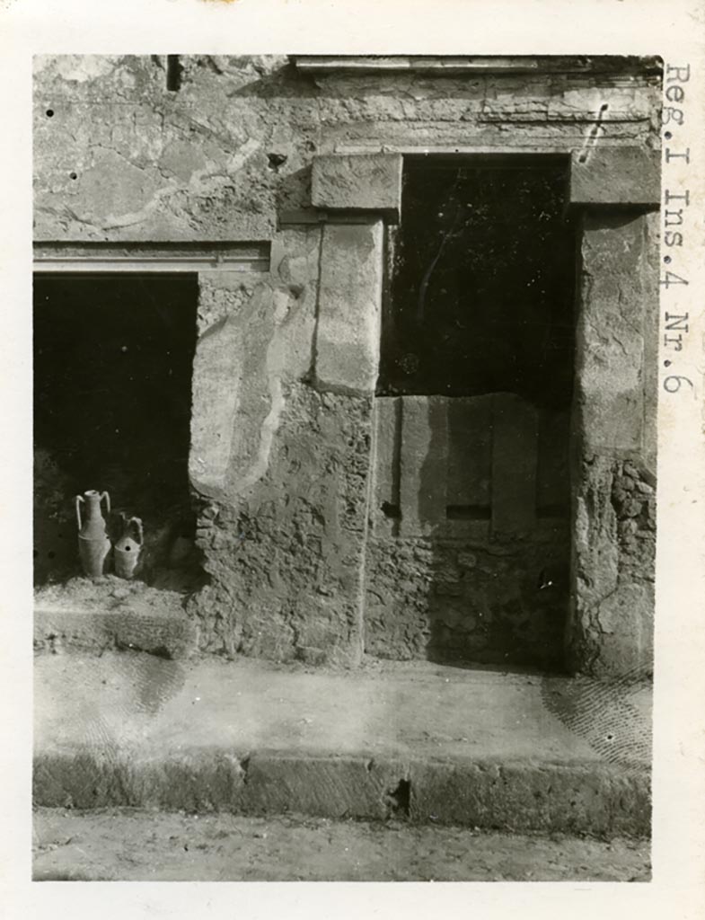 I.9.5 Pompeii but shown as I.4.6 on photo. Pre-1937-39. Looking towards entrance doorway.
Photo courtesy of American Academy in Rome, Photographic Archive. Warsher collection no. 1870.
