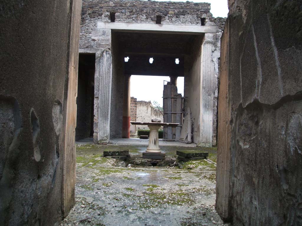 I.9.5 Pompeii. December 2004. Room 1, fauces. Looking south across atrium from entrance corridor.