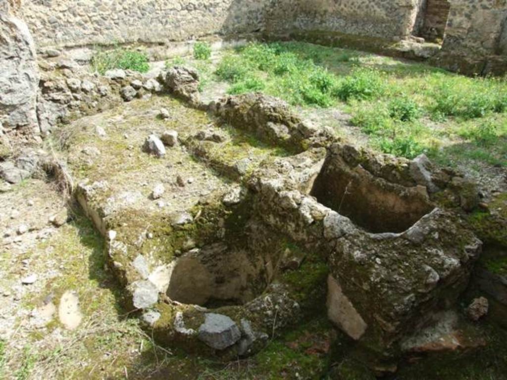 I.9.11 Pompeii.  March 2009.  Structure at the rear of yard area, looking south east across yard area.