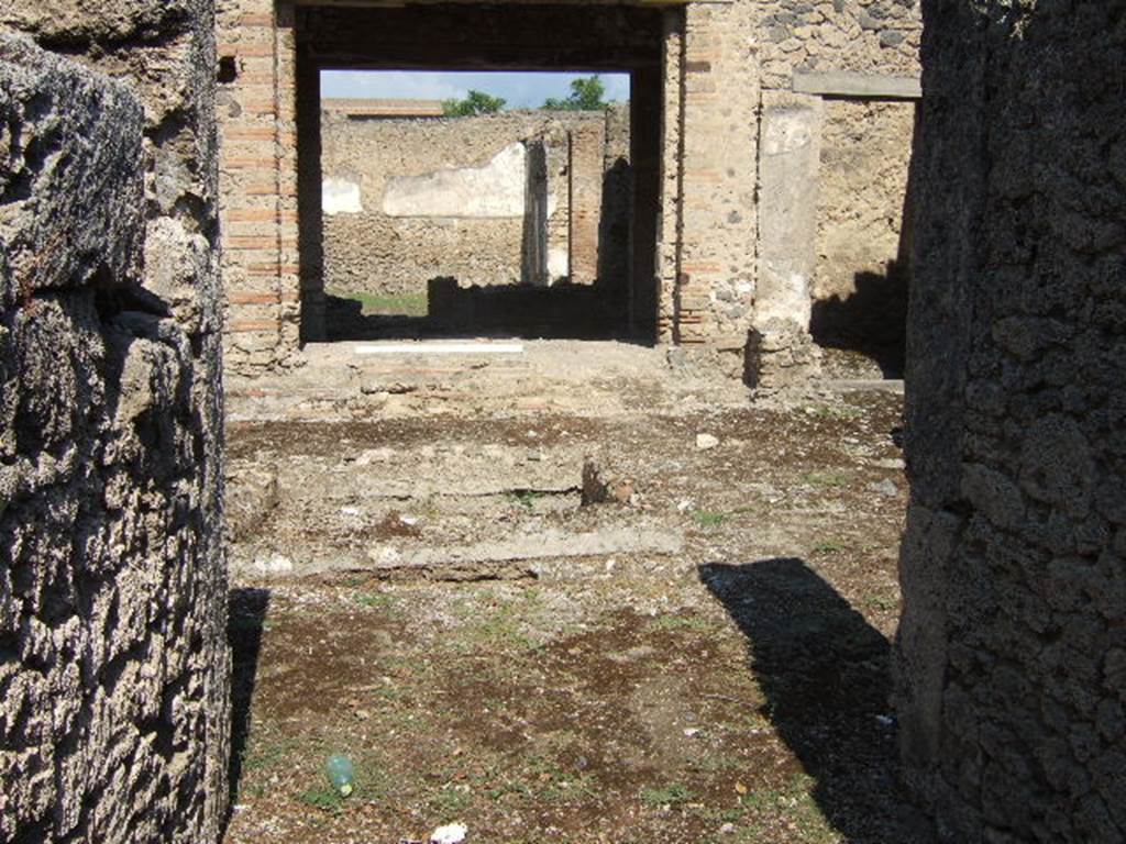 I.9.12  Pompeii.  September 2005. Atrium from the entrance fauces.