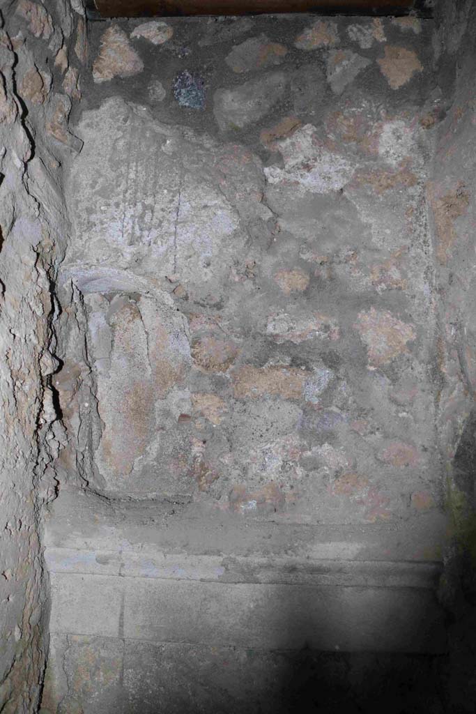I.10.1 Pompeii. December 2018. South wall of latrine with niche. Photo courtesy of Aude Durand.