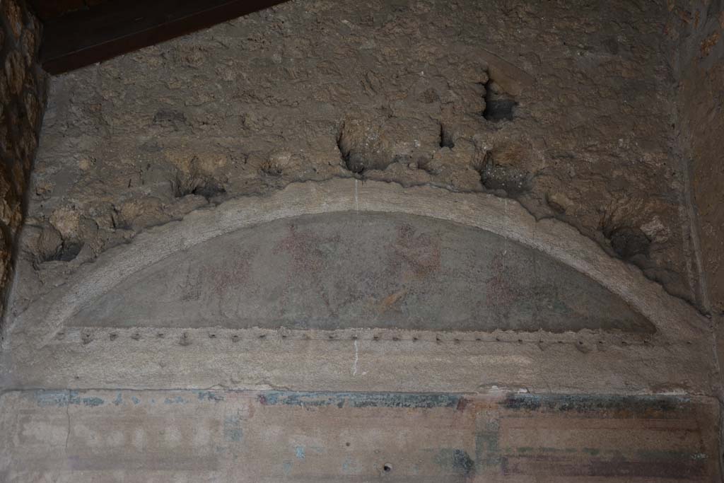 I.10.4 Pompeii. September 2019. Room 47, arched painted panel on east wall below ceiling.
Foto Annette Haug, ERC Grant 681269 DCOR.

