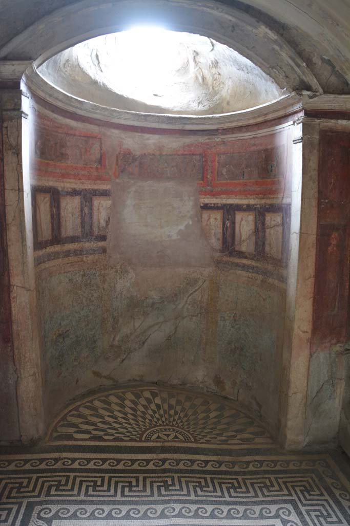 I.10.4 Pompeii. September 2019. Room 48, looking west towards semi-circular alcove.
Foto Annette Haug, ERC Grant 681269 DCOR.

