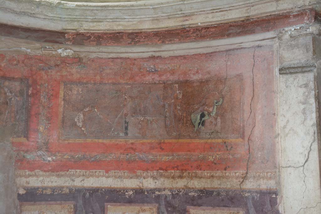 I.10.4 Pompeii. September 2019. Room 48, detail of painted scene in semi-circular alcove.
Foto Annette Haug, ERC Grant 681269 DCOR.

