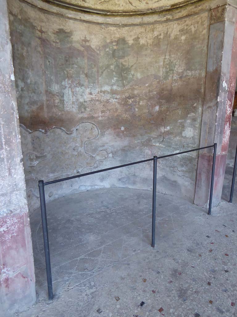 I.10.4 Pompeii. September 2018. Alcove 24, lower wall of alcove and flooring.  
Foto Annette Haug, ERC Grant 681269 DÉCOR.


