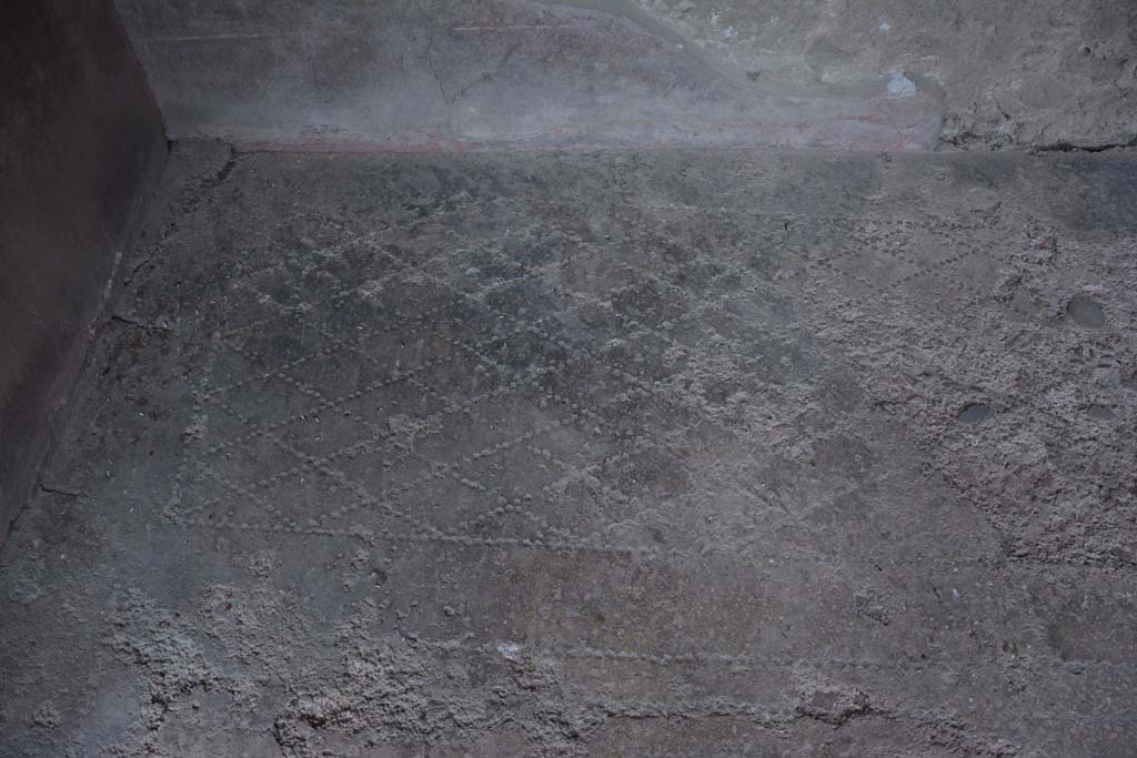 I.10.4 Pompeii. October 2017. Alcove 23, detail of flooring at east end.
Foto Annette Haug, ERC Grant 681269 DCOR.


