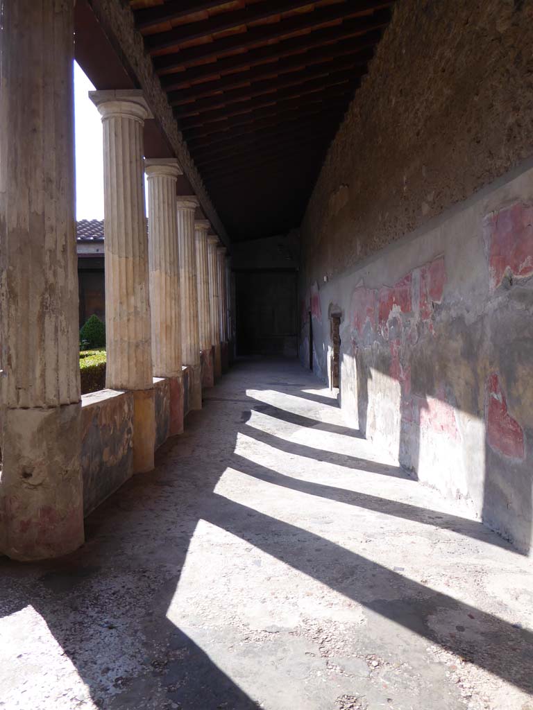 I.10.4 Pompeii. September 2017. Looking south along west portico from outside doorway to room 11.
A dip in the floor shows the Sarno canal underneath.
Foto Annette Haug, ERC Grant 681269 DÉCOR.

