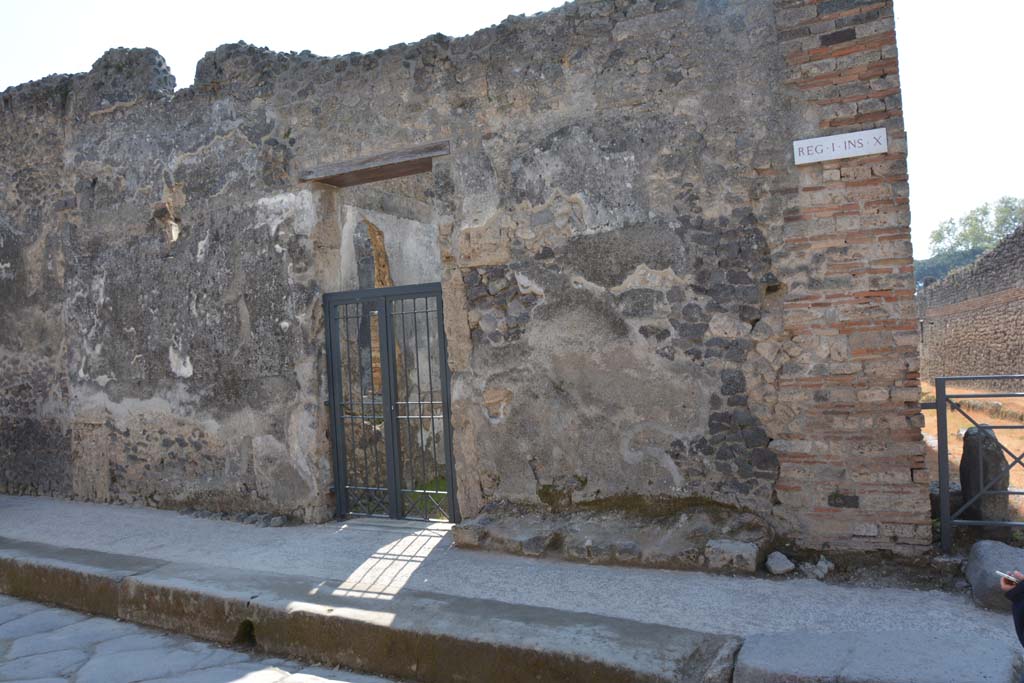 I.10.8 Pompeii. April 2017. 
Entrance doorway, with remains of benches on either side, on the corner of Vicolo del Menandro and Vicolo del Citarista (on right).  
Photo courtesy Adrian Hielscher.
