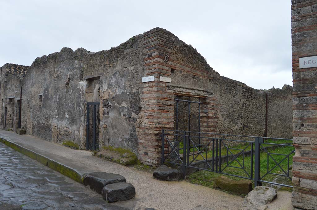 I.10.9 Pompeii. March 2018. 
Looking south-east from Vicolo del Menandro, towards entrance doorway on corner junction of Vicolo del Citarista, centre right.
Foto Taylor Lauritsen, ERC Grant 681269 DÉCOR.
