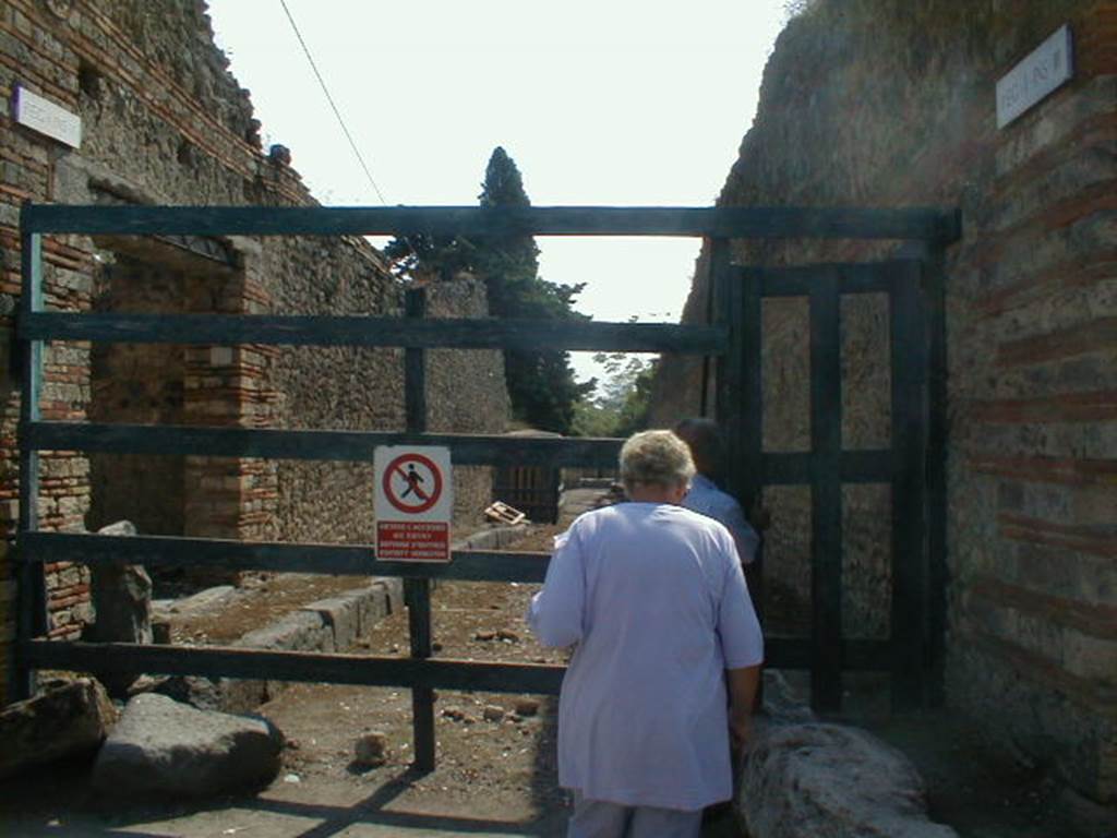 I.10.9 Pompeii. September 2004. Looking south along the Vicolo del Citarista.        I.3.
