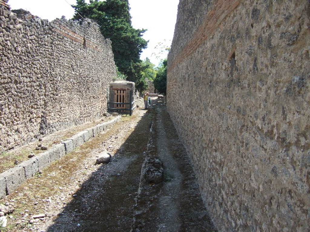 I.10 Pompeii. September 2005. Looking south along the Vicolo del Citarista.          I.3.

