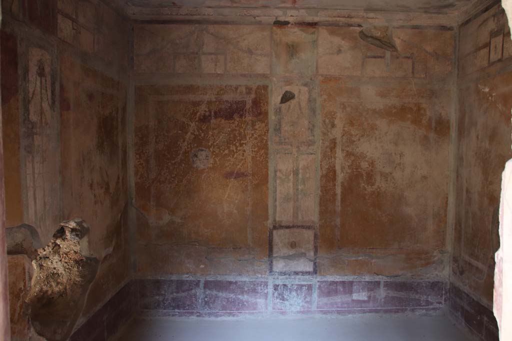I.10.11 Pompeii. September 2021. Room 13, looking towards east wall of cubiculum. Photo courtesy of Klaus Heese.