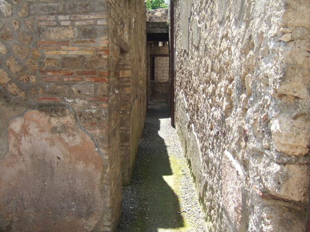 I.10.15 Pompeii.  May 2006.  Corridor looking south, leading to I.10.14 and I.10.4.