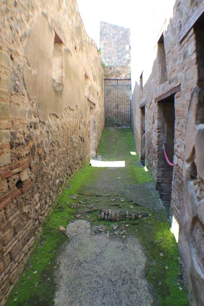 I.10.15/4 Pompeii. March 2014. Corridor leading to peristyle of I.10.4.
Foto Annette Haug, ERC Grant 681269 DÉCOR.


