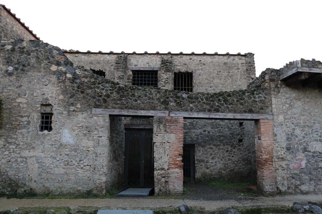 I.10.16 Pompeii, on left. December 2018. Looking west to entrance, with shop at I.10.17, on right. Photo courtesy of Aude Durand.
