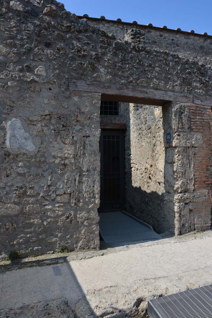 I.10.16 Pompeii. April 2017. Looking west to entrance doorway. 
Photo courtesy Adrian Hielscher.


