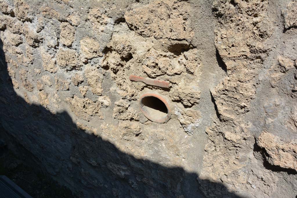 I.10.16 Pompeii. April 2017. Detail from north wall of entrance corridor. Photo courtesy Adrian Hielscher