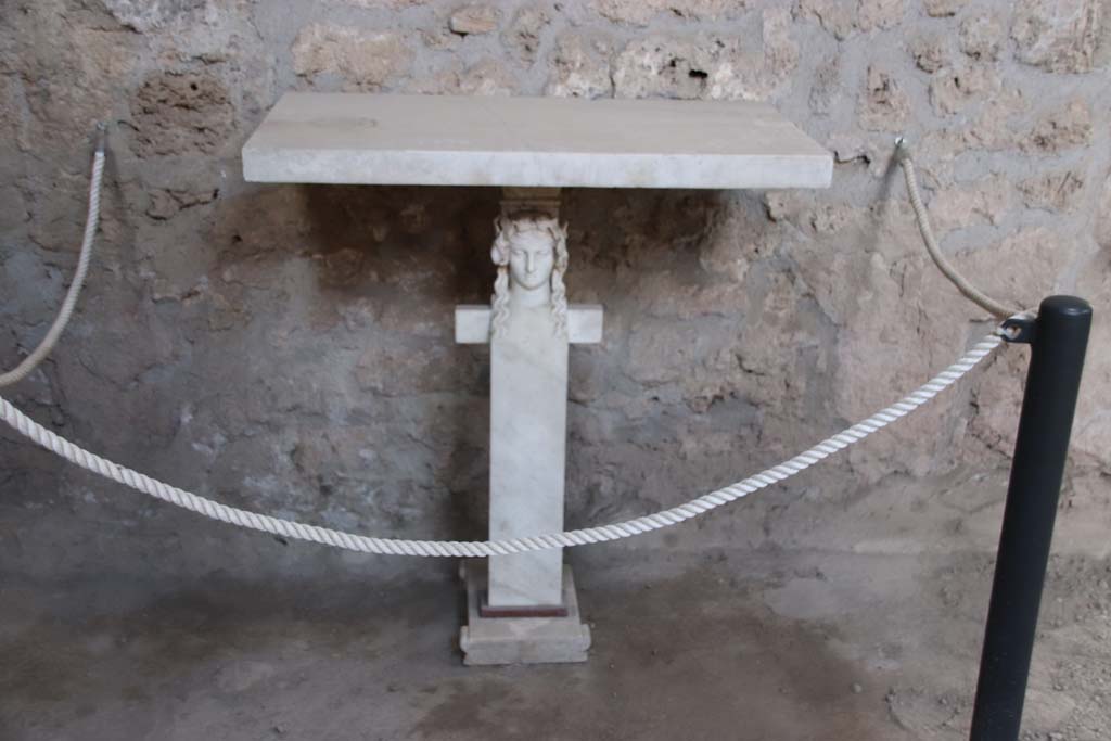 I.10.16 Pompeii.  September 2021. Detail of one-legged table in atrium near west wall. Photo courtesy of Klaus Heese.