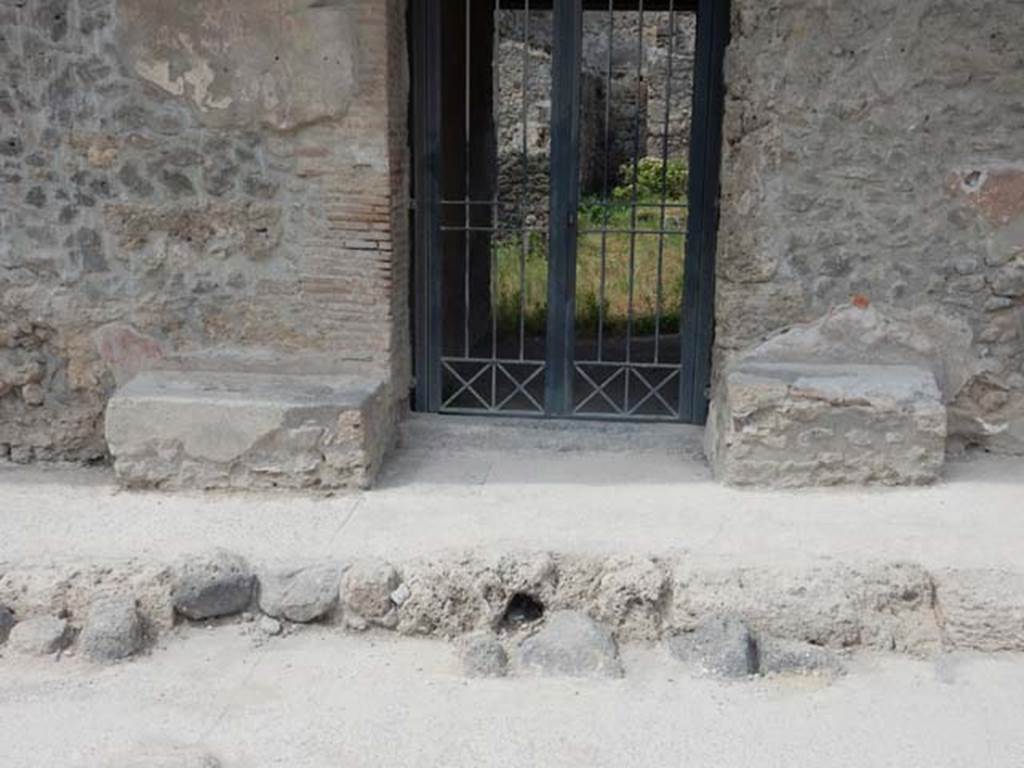 I.10.18 Pompeii. May 2017. Looking west to entrance doorway. Photo courtesy of Buzz Ferebee.
According to NdS –
The entrance to this modest house had a lava threshold framed between a brick door-jamb and one of limestone blocks, with the walls of the high zoccolo of red plaster and with a white upper part, in which stood out lively inscriptions, simple and unpretentious, on the other end of the two masonry benches that stand to the right and to the left of the entrance.
See Notizie degli Scavi di Antichità, 1934, p.341
