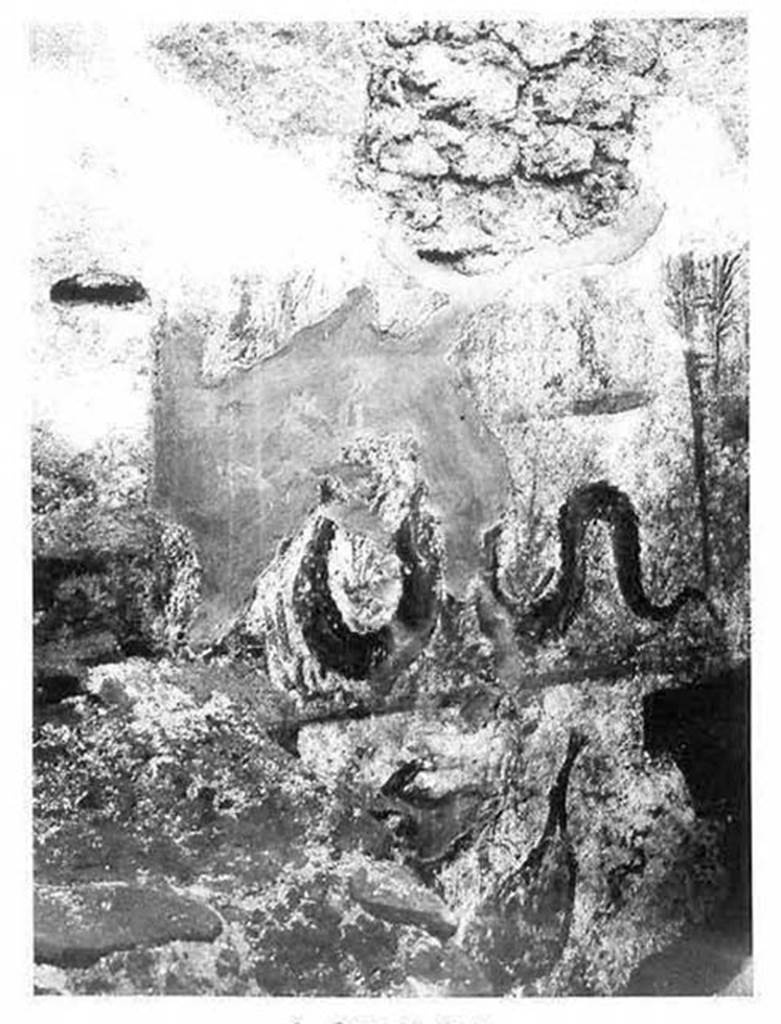 I.10.18 Pompeii. Lararium painting on south wall of the kitchen beside the hearth.
See Fröhlich, T., 1991. Lararien und Fassadenbilder in den Vesuvstädten. Mainz: von Zabern. (L18, Taf. 26, 3)